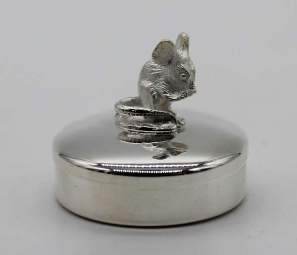 Boite à dents en argent massif décorée d'une jolie petite souris personnalisable par une gravure