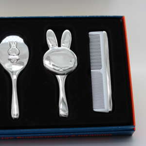 Ensemble d'équipement de coiffure pour enfant en métal argenté. Personnalisation d'une gravure du prénom, une date,... équipement brosse, peigne et miroir Set coiffure bébé argenté