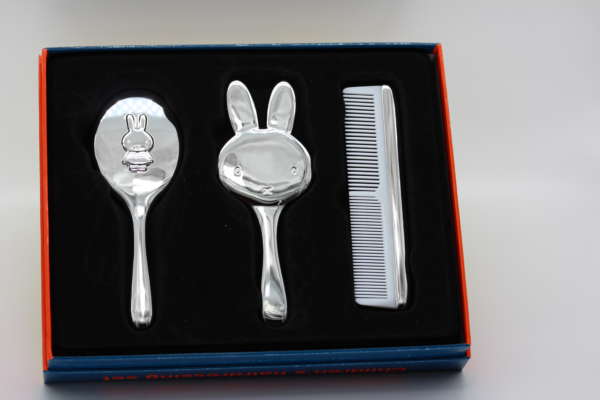 Ensemble d'équipement de coiffure pour enfant en métal argenté. Personnalisation d'une gravure du prénom, une date,... équipement brosse, peigne et miroir Set coiffure bébé argenté