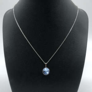 Collier en cristal bleu de Swarovski avec une chaîne en métal argenté. Idee de bijou pour femme. Un cristal rond et de couleur bleu nuit