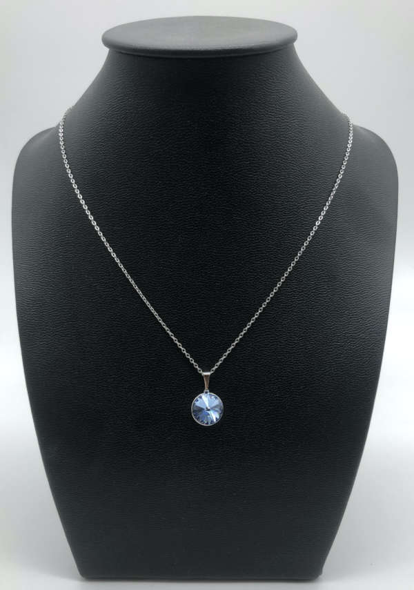 Collier en cristal bleu de Swarovski avec une chaîne en métal argenté. Idee de bijou pour femme. Un cristal rond et de couleur bleu nuit