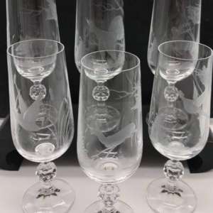 verres modele Victoria en forme de flute en cristal gravé avec dessin animaux flutes décor chasse