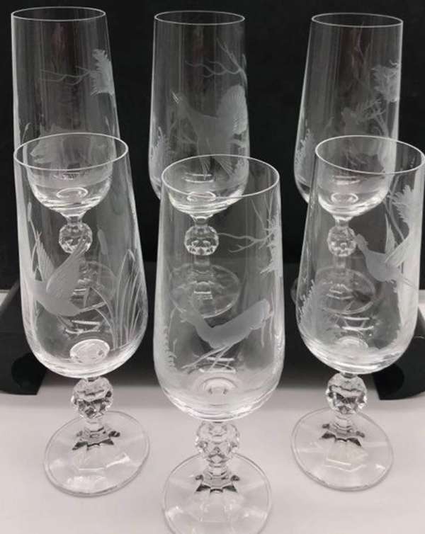 verres modele Victoria en forme de flute en cristal gravé avec dessin animaux flutes décor chasse