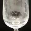 verre en forme de flute en cristal gravé avec dessin cerf