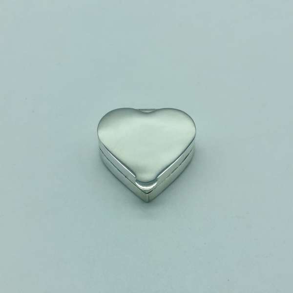 Le cadeau pour les noces d'argent Petite boite en forme de coeur disponible à Paris ou sur notre site pour un cadeau personnalisé d'une gravure. Idéal pour des noces d'argent, anniversaire