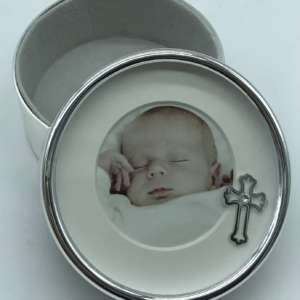 boîte en métal argenté avec photo du bébé pour un cadeau de baptême
