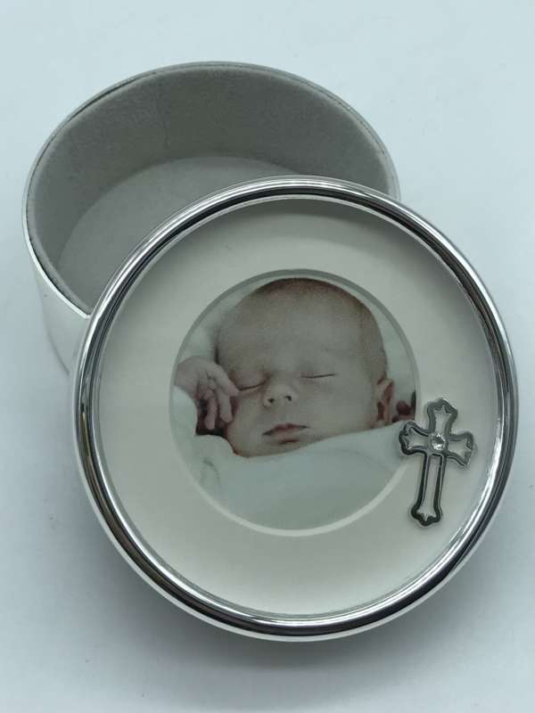 boîte en métal argenté avec photo du bébé pour un cadeau de baptême